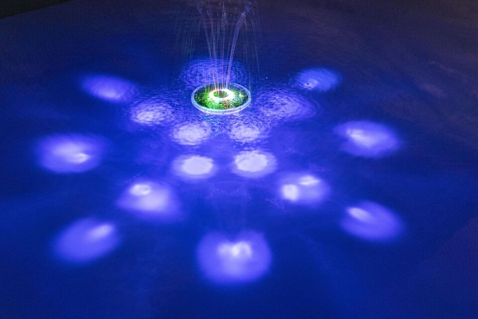 Bestway® FloatBright™ 58849 Güneş Enerjili LED Işıklandırnalı Havuz Fıskiye